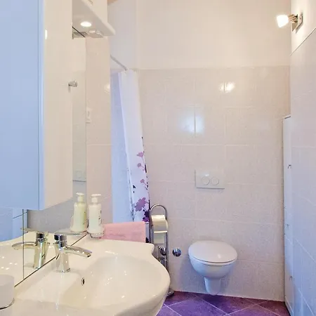 Lovely In With Kitchen Holiday home *